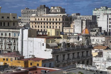  Havana, Küba - 22 Ocak 2013: Meydan ve cadde şehir merkezi manzarası