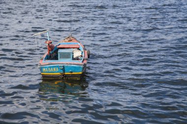   Havana, Küba - 22 Ocak 2013: Denizin ortasında eski bir balıkçı teknesi.
