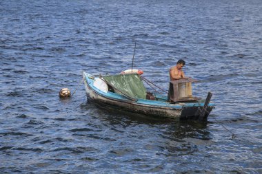   Havana, Küba - 22 Ocak 2013: Denizin ortasında eski bir balıkçı teknesi.