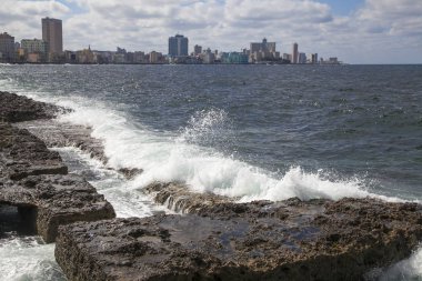  Havana, Küba - 22 Ocak 2013: Meydan ve cadde şehir merkezi manzarası