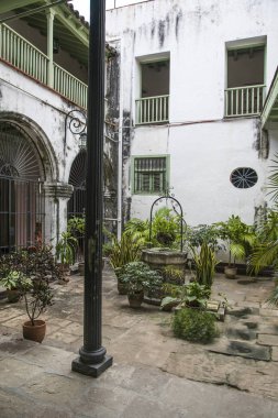  Havana, Küba - 24 Ocak 2013: Meydan ve cadde şehir merkezi manzarası