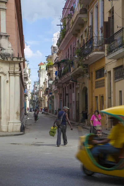 Havana, Kuba - 6. ledna 2013: Pohled na ulice města s Kubánci. — Stock fotografie