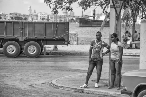 La Habana, Cuba - 12 de enero de 2013: Una vista de las calles de la ciudad con los cubanos . — Foto de Stock