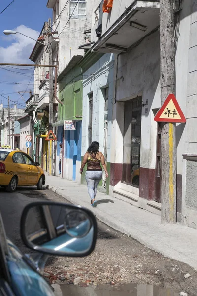 Havana, Cuba - 12 januari 2013: Zicht op de straten van de stad met Cubaanse bevolking. — Stockfoto