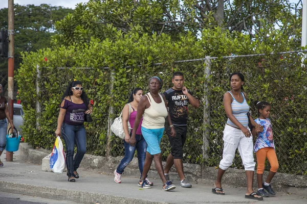  Havana, Küba - 12 Ocak 2013: Kübalı insanlarla şehrin sokaklarını görmek.