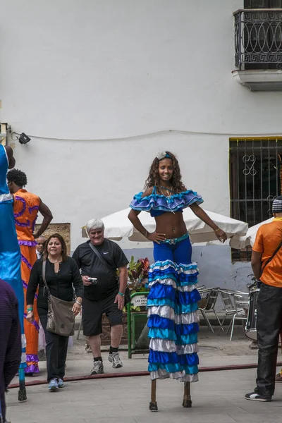 Havana, Cuba - 18 de janeiro de 2013: Uma vista das ruas da cidade com o povo cubano . — Fotografia de Stock