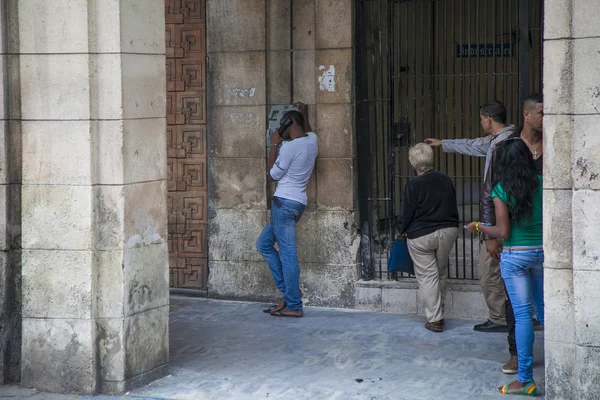 쿠바의 아바나 - 2013 년 1 월 19 일: 쿠바 사람들 과 도시의 거리 풍경. — 스톡 사진
