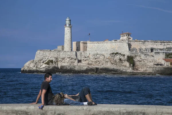  Havana, Küba - 20 Ocak 2013: Kübalı insanlarla şehrin sokaklarını görmek.