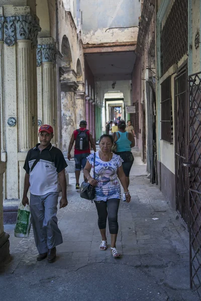 La Habana, Cuba - 20 de enero de 2013: Una vista de las calles de la ciudad con los cubanos . —  Fotos de Stock