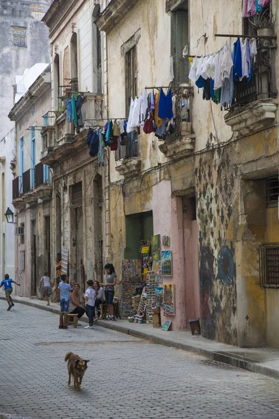 Havana, Kuba - 20. ledna 2013: Pohled na ulice města s Kubánci. — Stock fotografie