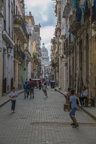 Havana, Cuba - 20 січня 2013: Вид на вулиці міста з кубинським населенням. — стокове фото