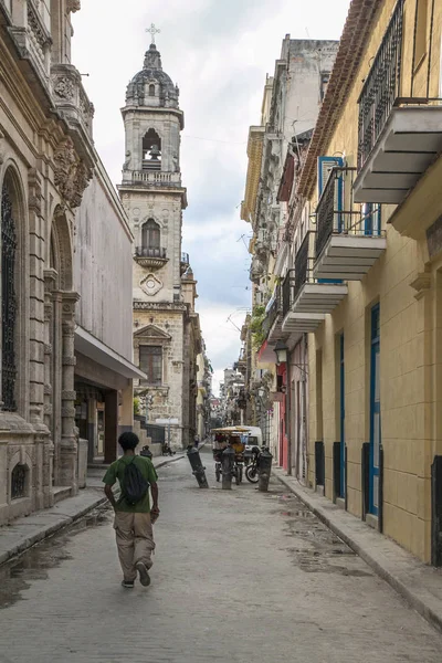 Havana, Kuba - 20. ledna 2013: Pohled na ulice města s Kubánci. — Stock fotografie