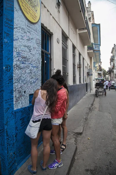 Havana, Cuba - 21 January 2013: A view of the streets of the city with cuban people. — Stock Photo, Image