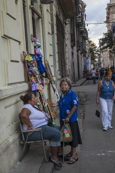 La Habana, Cuba - 21 de enero de 2013: Una vista de las calles de la ciudad con los cubanos . — Foto de Stock