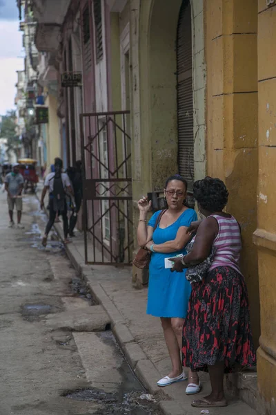 Havana, Kuba - 21. ledna 2013: Pohled na ulice města s Kubánci. — Stock fotografie