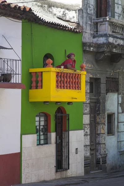 Havana, Küba - 21 Ocak 2013: Kübalı insanlarla şehrin sokaklarını görmek. — Stok fotoğraf