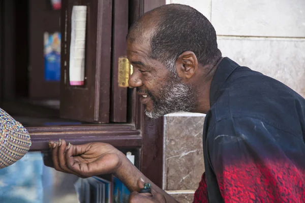 Havana, Cuba - 22 januari 2013: Zicht op de straten van de stad met Cubaanse bevolking. — Stockfoto