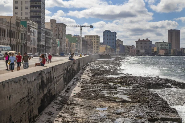 L'Avana, Cuba - 22 gennaio 2013: Veduta delle strade della città con il popolo cubano . — Foto Stock