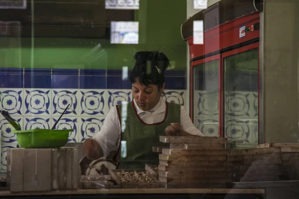 Havana, Kuba - 24. ledna 2013: Pohled na ulice města s Kubánci. — Stock fotografie