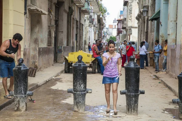 Havana, Kuba - 24. ledna 2013: Pohled na ulice města s Kubánci. — Stock fotografie