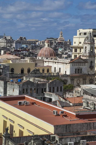 Havana, Kuba - 22. ledna 2013: Výhled na centrum města na náměstích a ulicích — Stock fotografie