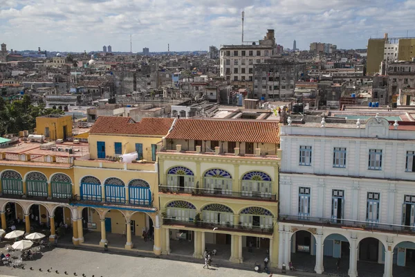 Havanna, Kuba - 22 Január 2013: Kilátás a város központjában terek és utcák — Stock Fotó