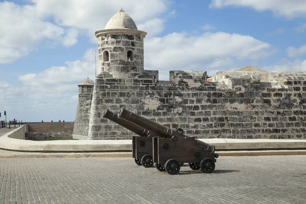 Havana, Cuba - 22 January 2013: A fortress with very old cannons in the foreground — Stock Photo, Image