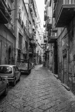 Napoli, İtalya - 08 Ağustos 2015: Napoli 'nin dar sokakları, siyah beyaz fotoğraflar.