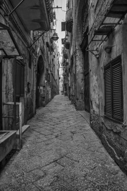 Napoli, İtalya - 09 Ağustos 2015: Napoli 'nin dar sokakları, siyah beyaz fotoğraflar.
