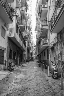 Napoli, İtalya - 09 Ağustos 2015: Napoli 'nin dar sokakları, siyah beyaz fotoğraflar.