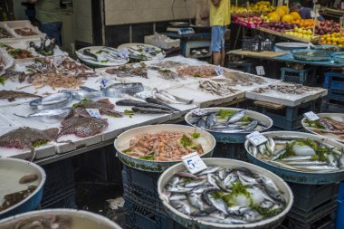 Napoli, İtalya - 15 Ağustos 2015: Napoli balık pazarında içgörü.