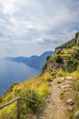 Napoli, Positano İtalya - 12 Ağustos 2015: Amalfi Sahili üzerinde yürüyüş yolu: 