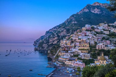 Napoli, Positano İtalya - 13 Ağustos 2015: Amalfi Sahili 'nde yürüyüş yolu: 