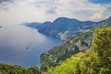 Napoli, Positano İtalya - 12 Ağustos 2015: Amalfi Sahili üzerinde yürüyüş yolu: 