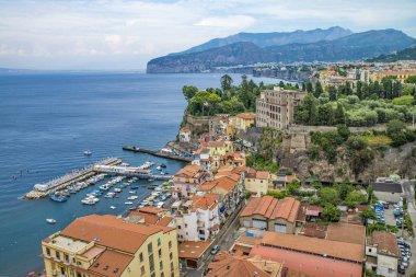 Napoli, Sorrento İtalya - 10 Ağustos 2015: Sorrento sahillerinin tepesinden manzara.