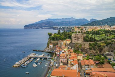 Napoli, Sorrento İtalya - 10 Ağustos 2015: Sorrento sahillerinin tepesinden manzara.