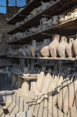 Pompeii, İtalya - 8 Ağustos 2015: Pompeii 'deki antik Roma tapınağının kalıntıları Vezüv, Napoli, İtalya.