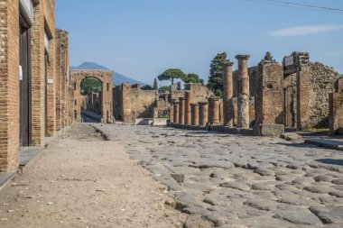 Pompeii, İtalya - 8 Ağustos 2015: Pompeii 'deki antik Roma tapınağının kalıntıları Vezüv, Napoli, İtalya