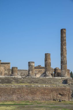Pompeii, İtalya - 8 Ağustos 2015: Pompeii 'deki antik Roma tapınağının kalıntıları Vezüv, Napoli, İtalya. 