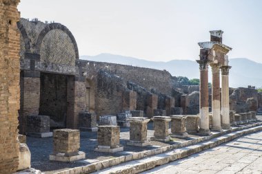 Pompeii, İtalya - 8 Ağustos 2015: Pompeii 'deki antik Roma tapınağının kalıntıları Vezüv, Napoli, İtalya