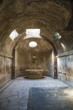 Pompeii, İtalya - 8 Ağustos 2015: Pompeii 'deki antik Roma tapınağının kalıntıları Vezüv, Napoli, İtalya