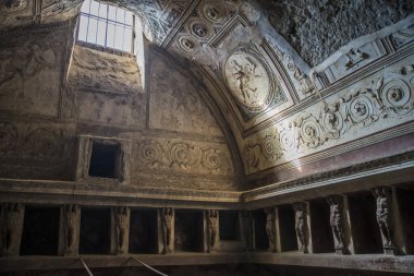 Pompeii, İtalya - 8 Ağustos 2015: Pompeii 'deki antik Roma tapınağının kalıntıları Vezüv, Napoli, İtalya