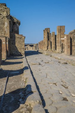Pompeii, İtalya - 8 Ağustos 2015: Pompeii 'deki antik Roma tapınağının kalıntıları Vezüv, Napoli, İtalya