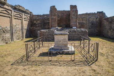 Pompeii, İtalya - 8 Ağustos 2015: Pompeii 'deki antik Roma tapınağının kalıntıları Vezüv, Napoli, İtalya