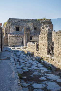 Pompeii, İtalya - 8 Ağustos 2015: Pompeii 'deki antik Roma tapınağının kalıntıları Vezüv, Napoli, İtalya