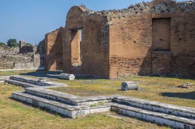 Pompeii, İtalya - 8 Ağustos 2015: Pompeii 'deki antik Roma tapınağının kalıntıları Vezüv, Napoli, İtalya