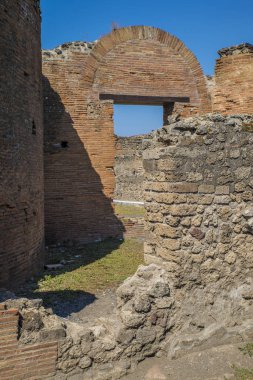 Pompeii, İtalya - 8 Ağustos 2015: Pompeii 'deki antik Roma tapınağının kalıntıları Vezüv, Napoli, İtalya