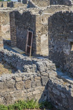 Pompeii, İtalya - 8 Ağustos 2015: Pompeii 'deki antik Roma tapınağının kalıntıları Vezüv, Napoli, İtalya