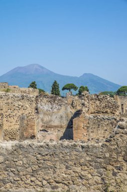 Pompeii, İtalya - 8 Ağustos 2015: Pompeii 'deki antik Roma tapınağının kalıntıları Vezüv, Napoli, İtalya