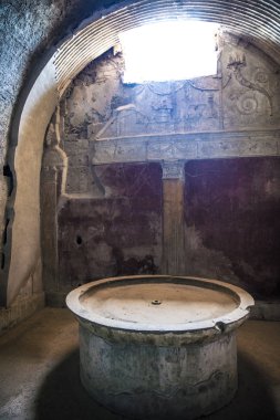 Pompeii, İtalya - 8 Ağustos 2015: Pompeii 'deki antik Roma tapınağının kalıntıları Vezüv, Napoli, İtalya